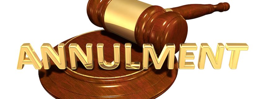 Legal gavel on a desk symbolizing the annulment process and court proceedings for voiding a marriage.